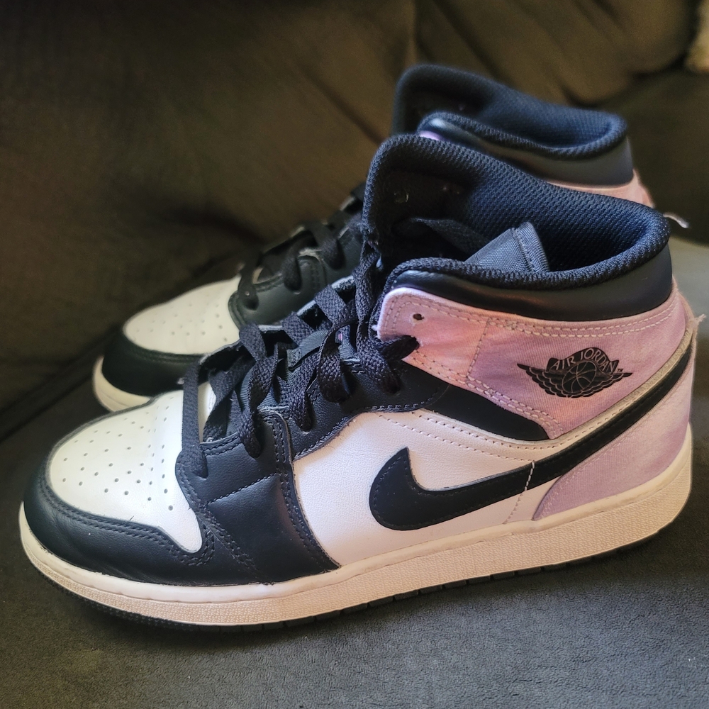 Nike Air Jordan 1 Mid - Black and Light Pink